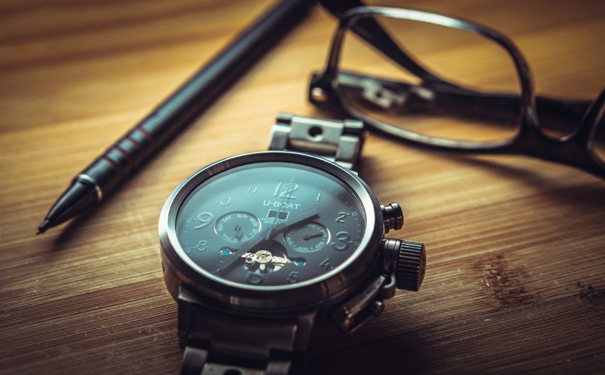 Montre Chronographe Noir et Argent Sur Table en Bois Marron. Wallpaper in 4000x2483 Resolution