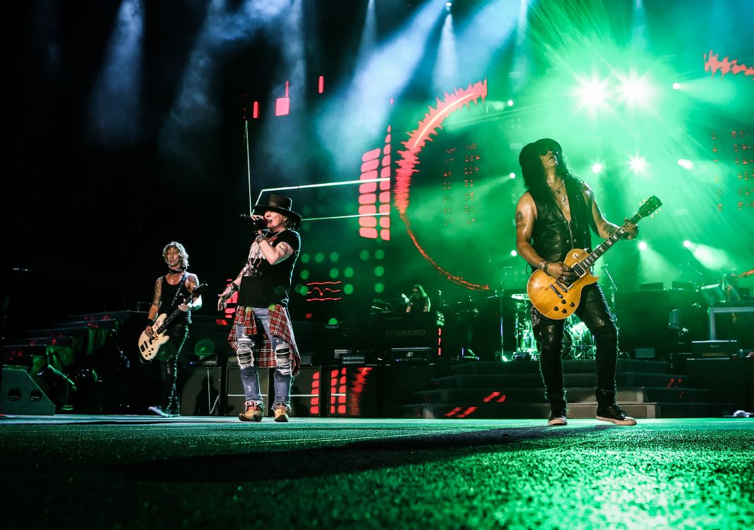Pas Dans Cette Vie en Tournée, Guns N Roses, Concert de Rock, Performance, Divertissement. Wallpaper in 3376x2370 Resolution