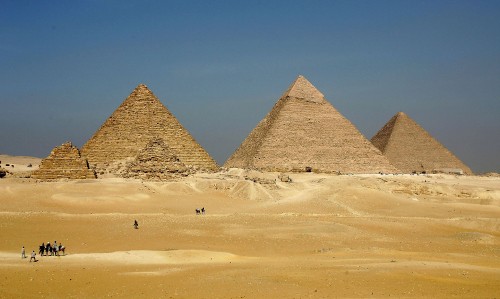 Image pyramid of giza in desert during daytime