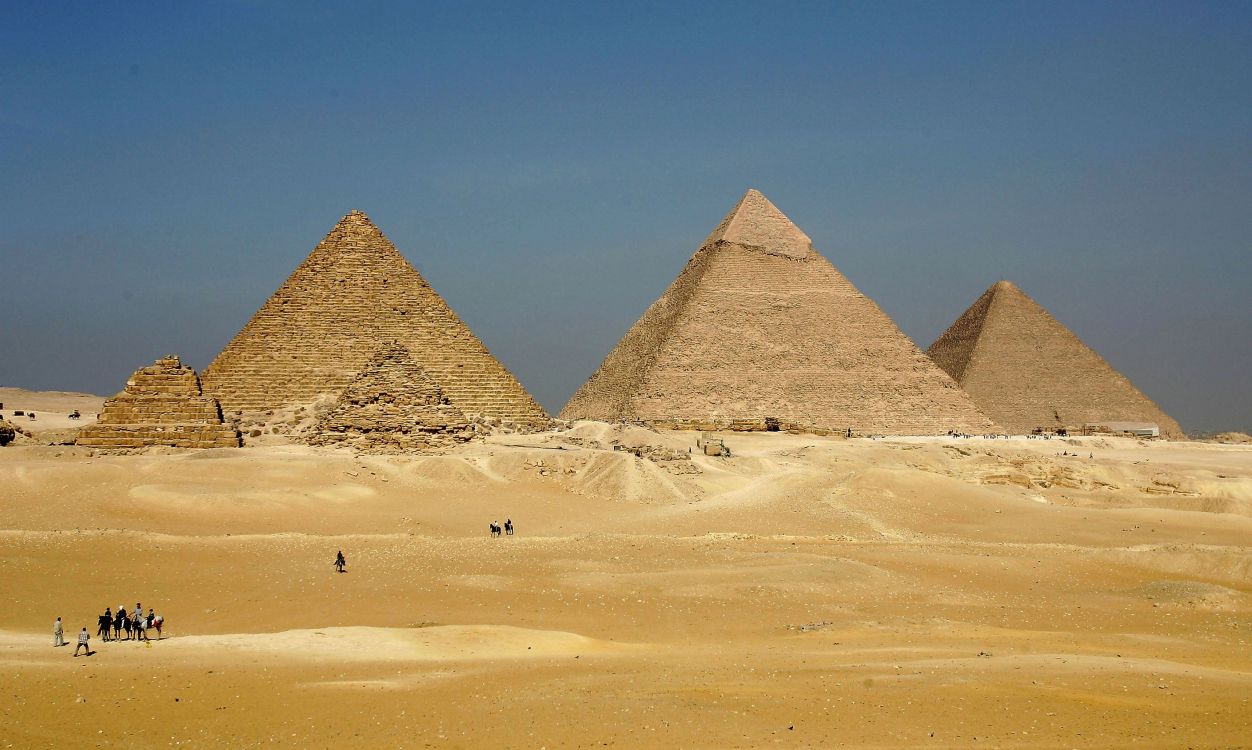 pyramid of giza in desert during daytime