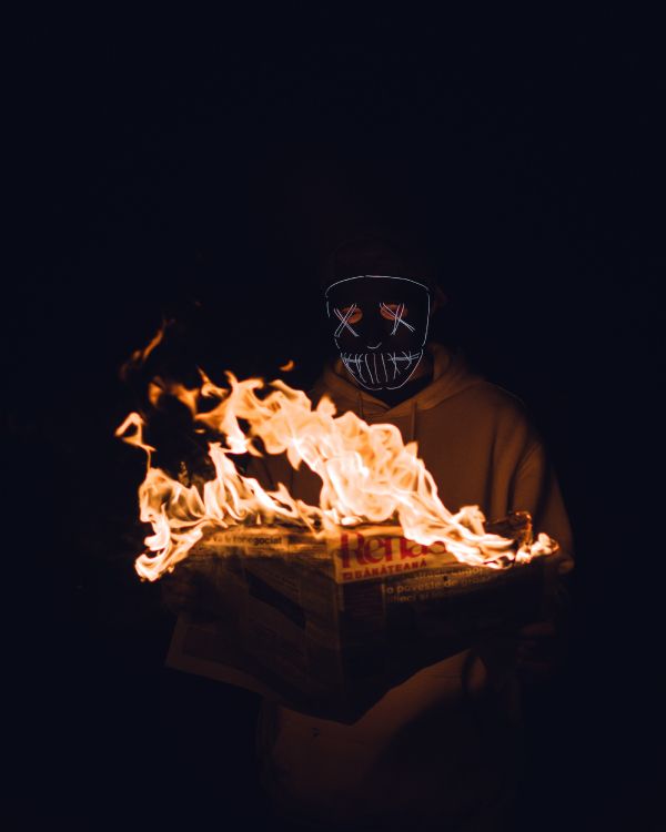 Mann Mit Schwarzer Maske Und Weißem Hemd. Wallpaper in 4000x5000 Resolution