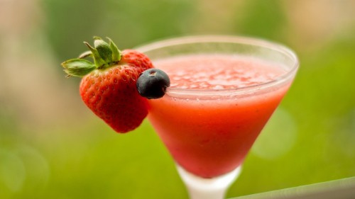 Image strawberry juice in clear drinking glass