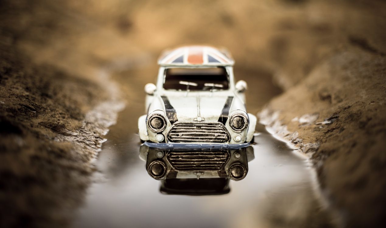 Maquette de Voiture Blanche et Noire. Wallpaper in 7360x4348 Resolution