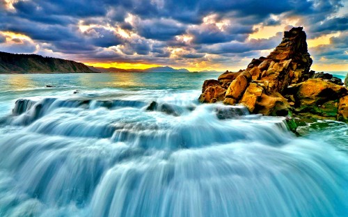 Image time lapse photography of water waves hitting rocks