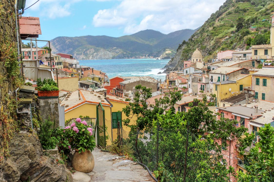 Maisons en Béton Marron et Blanc Près D'un Plan D'eau Pendant la Journée. Wallpaper in 3000x2000 Resolution