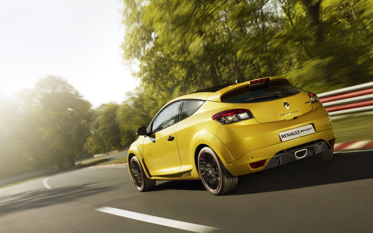 Chevrolet Camaro Amarillo en la Carretera Durante el Día. Wallpaper in 2560x1600 Resolution