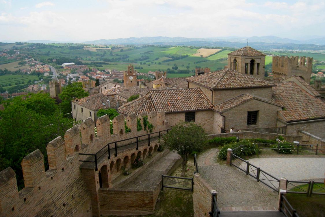 Edificio de Hormigón Marrón Cerca de Árboles Verdes Durante el Día. Wallpaper in 3116x2077 Resolution
