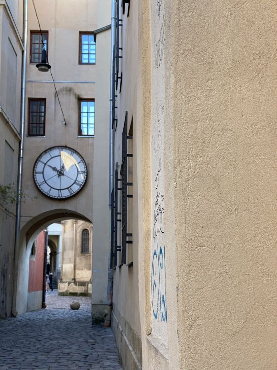 Ruelle, Mur, Beige, Horloge, Béton. Wallpaper in 1536x2048 Resolution