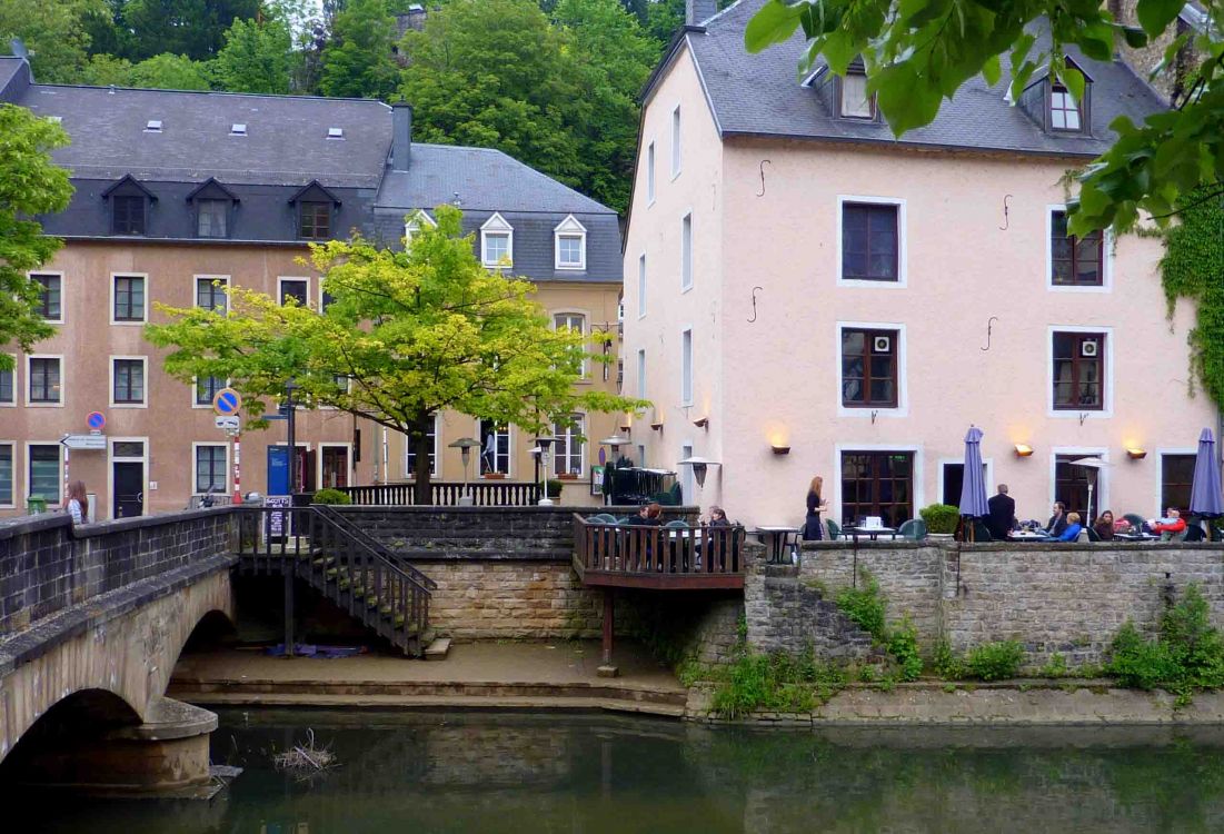 Muelle de Madera Marrón Sobre el Río Durante el Día. Wallpaper in 2560x1743 Resolution
