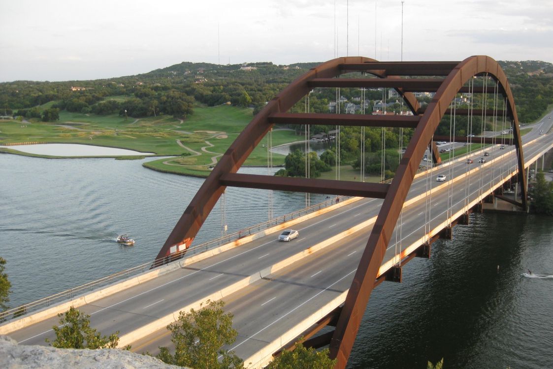 Braune Holzbrücke Über Den Fluss Tagsüber. Wallpaper in 3107x2074 Resolution
