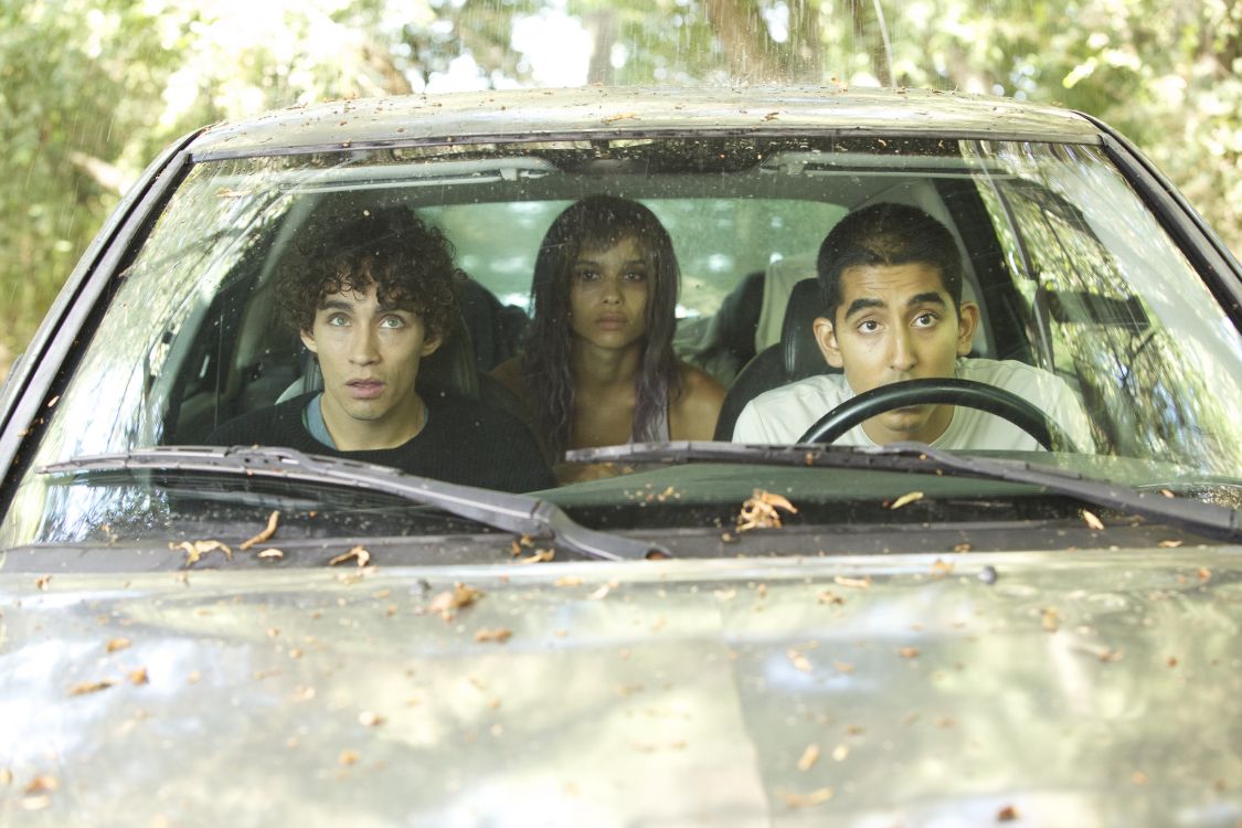 2 Mujeres en Coche Negro Durante el Día.. Wallpaper in 5760x3840 Resolution