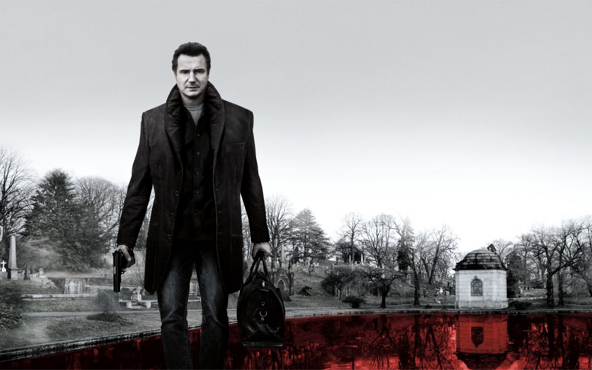 Mann im Schwarzen Anzug Steht Auf Roter Betonbank. Wallpaper in 2560x1600 Resolution