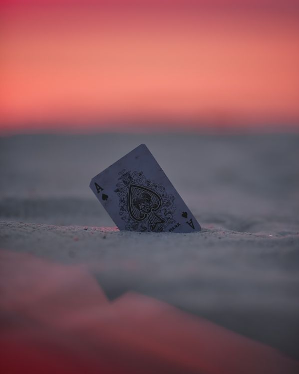 Coeur Gris et Noir Sur le Sable Gris Pendant le Coucher du Soleil. Wallpaper in 3937x4922 Resolution