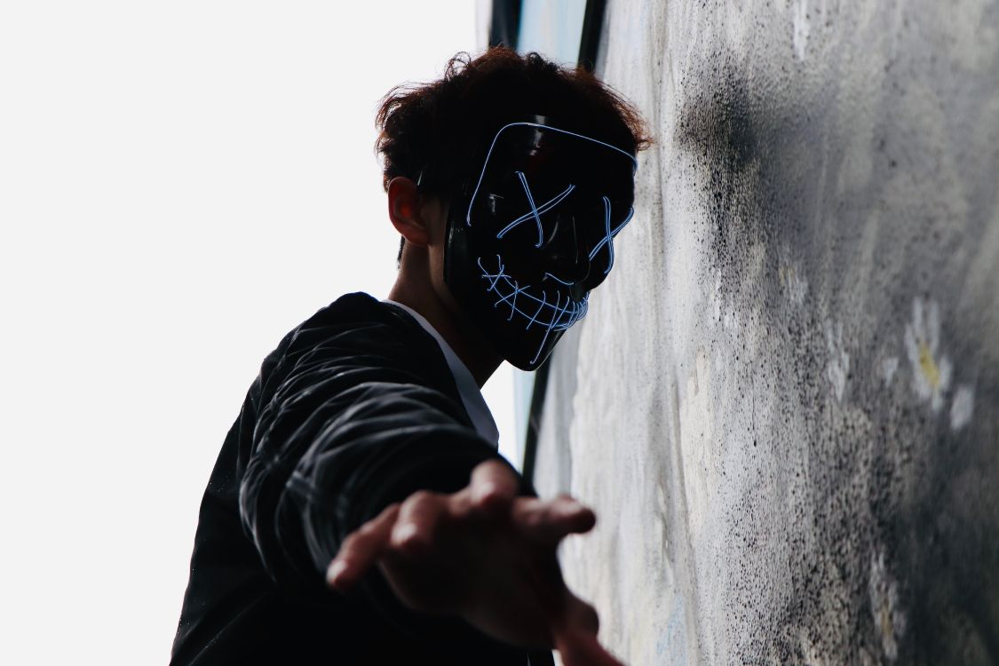 Download 6000x4000 Wallpaper Frau im Schwarzen Langarmhemd Mit Schwarz-weißer Maske Frau im Schwarzen Langarmhemd Mit Schwarz-weißer Maske. Wallpaper in 6000x4000 Resolution