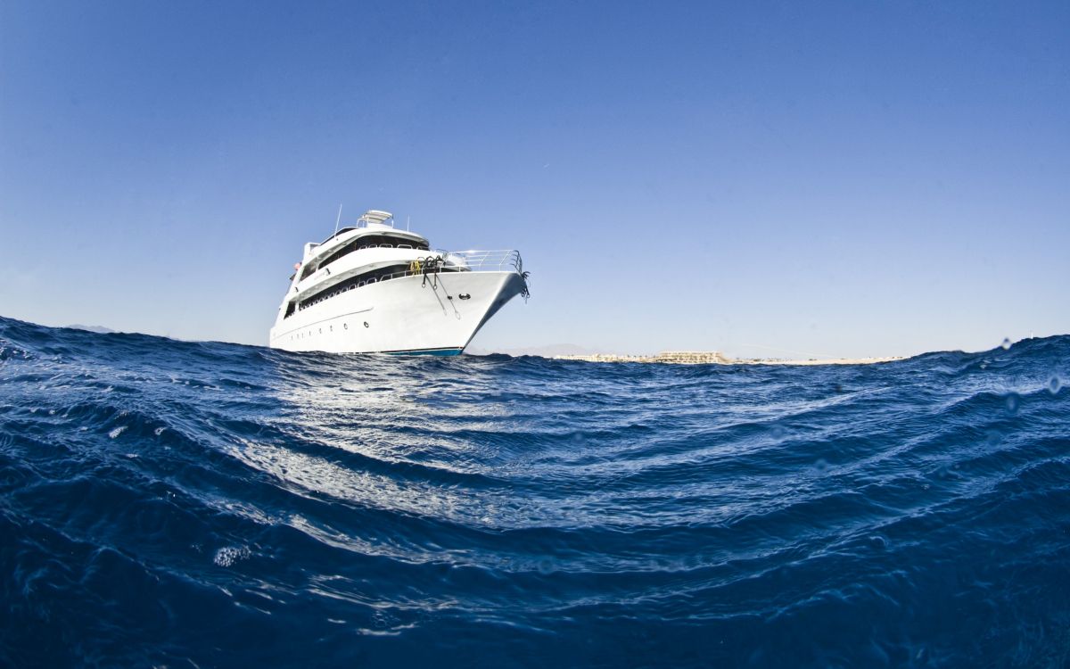 Bateau Blanc en Mer Pendant la Journée. Wallpaper in 2880x1800 Resolution