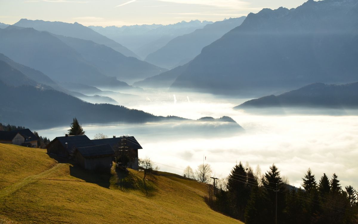 Maison Brune Sur Terrain D'herbe Verte Près Des Montagnes Pendant la Journée. Wallpaper in 2560x1600 Resolution