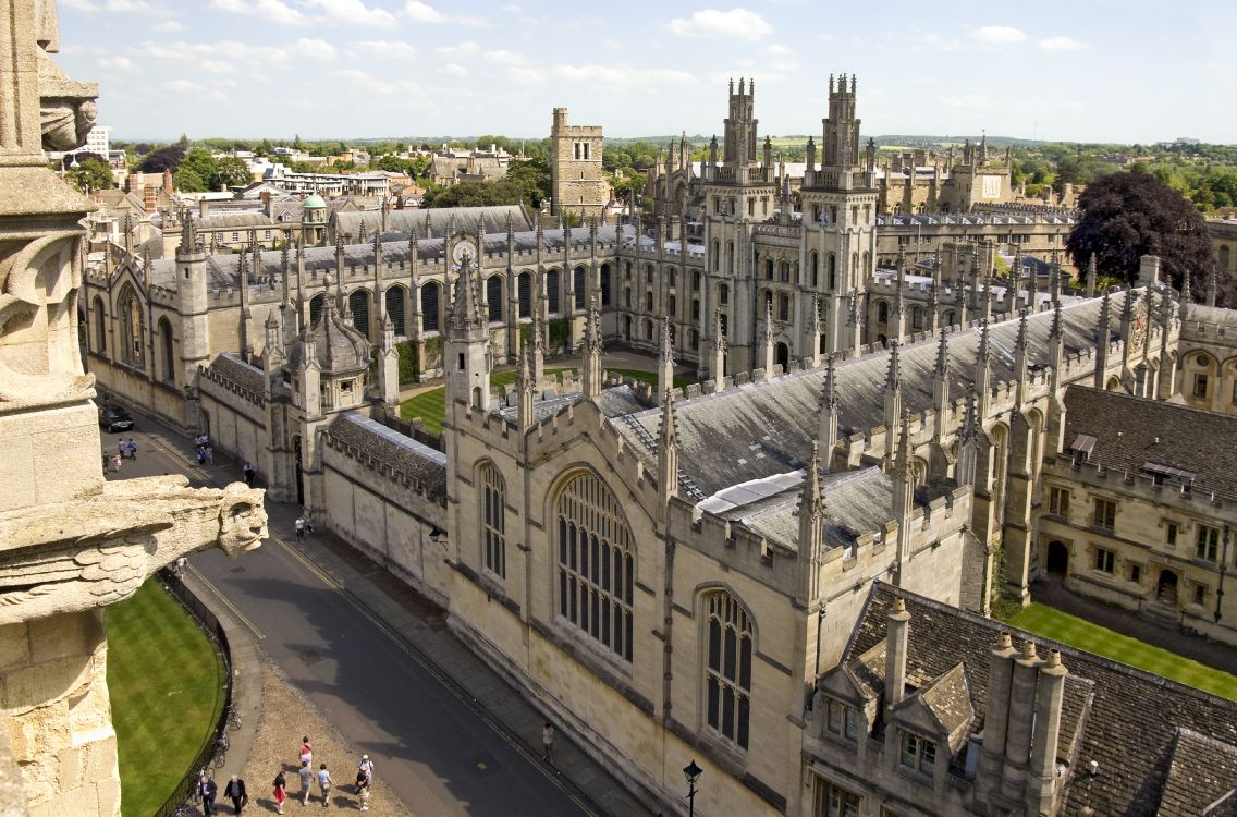 La Gente Caminando en la Calle Cerca Del Edificio de Hormigón Gris Durante el Día. Wallpaper in 3900x2574 Resolution