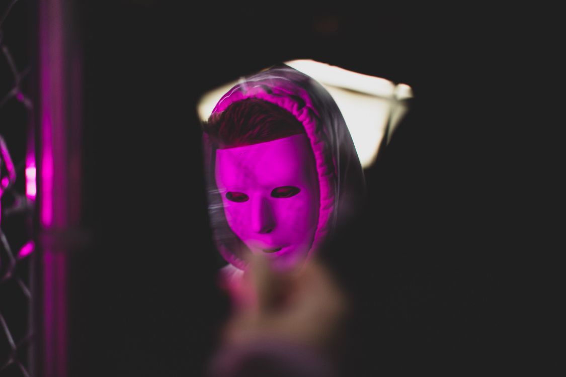 Mujer Con Mascarilla Morada y Blanca. Wallpaper in 4680x3120 Resolution