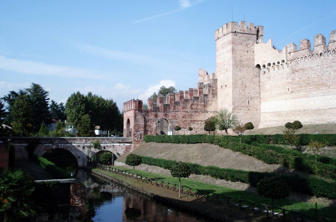 Braunes Betongebäude in Der Nähe Des Flusses Unter Blauem Himmel Tagsüber. Wallpaper in 2816x1861 Resolution