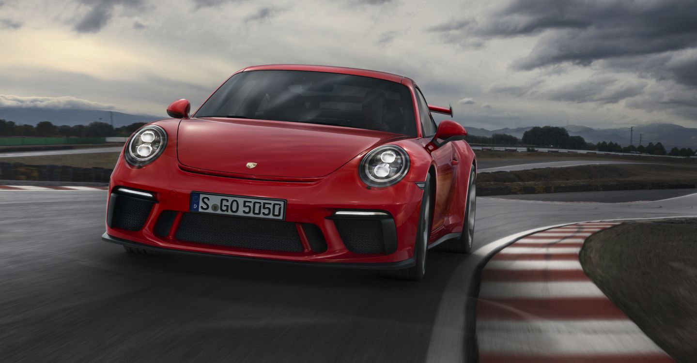Roter Porsche 911 Unterwegs. Wallpaper in 3000x1563 Resolution