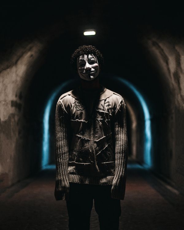 Mann in Schwarzer Lederjacke Steht im Tunnel. Wallpaper in 3000x3750 Resolution