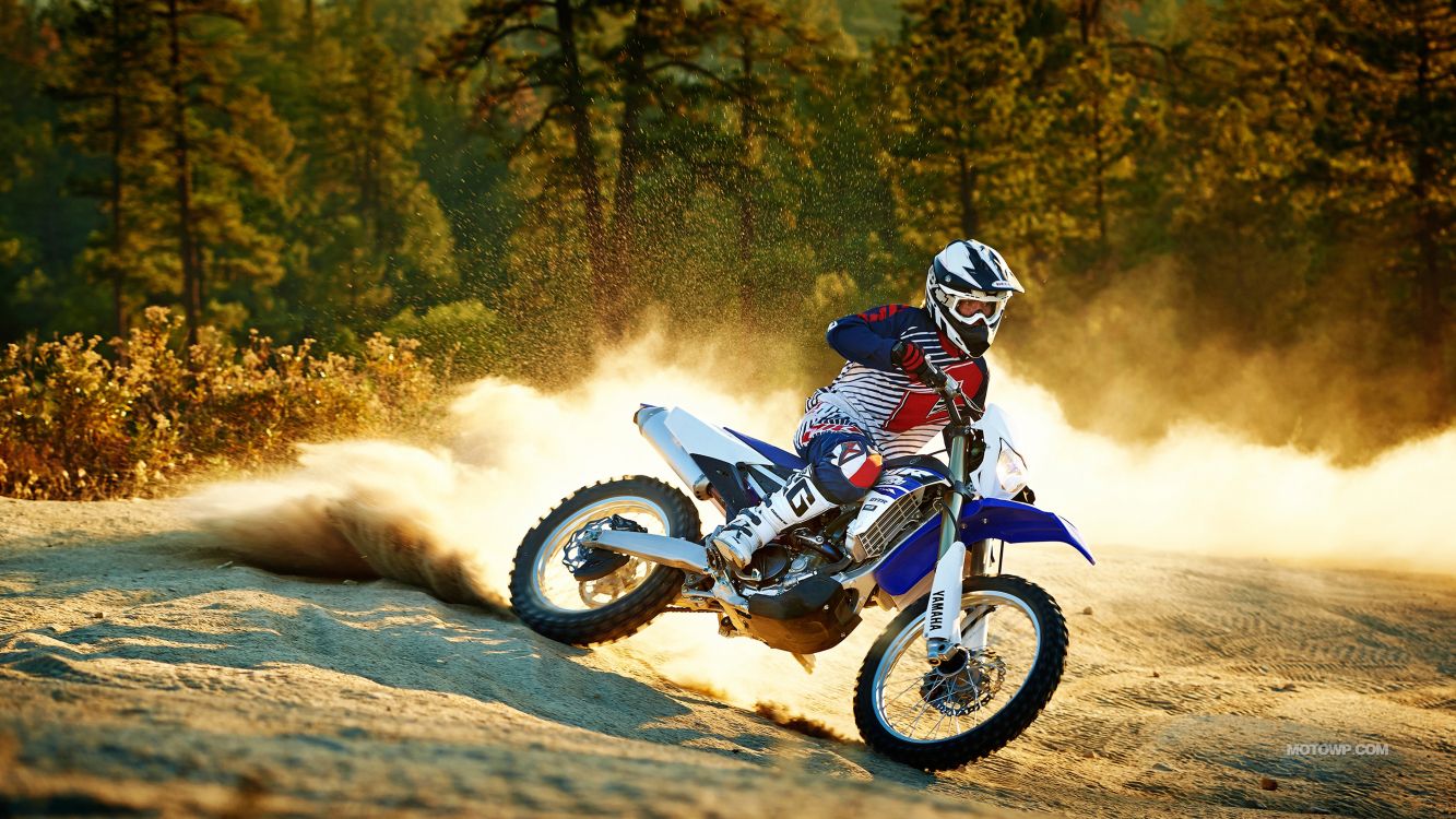 Man Riding Motocross Dirt Bike Sur Chemin de Terre Pendant la Journée. Wallpaper in 3840x2160 Resolution