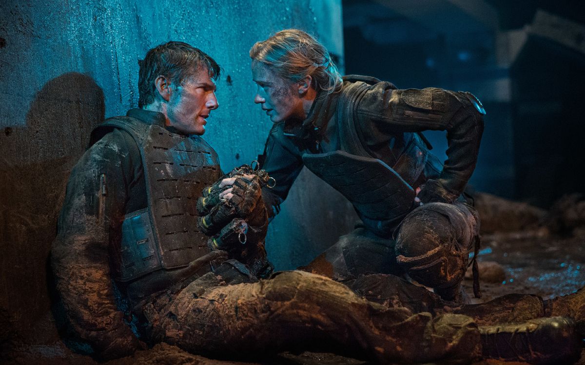 Homme en Blouson de Cuir Noir Tenant Une Tortue Noire et Brune. Wallpaper in 3840x2400 Resolution