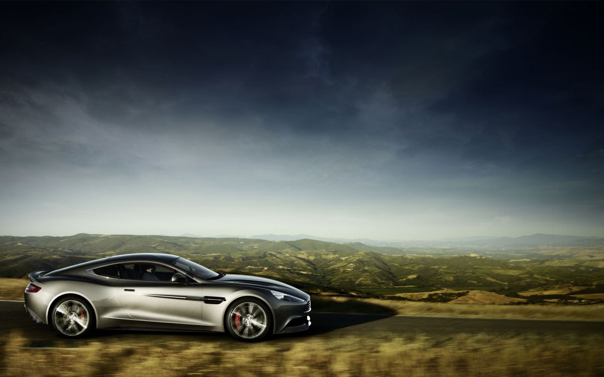 Coupe Plateado Sobre la Carretera de Asfalto Gris Durante el Día. Wallpaper in 2560x1600 Resolution