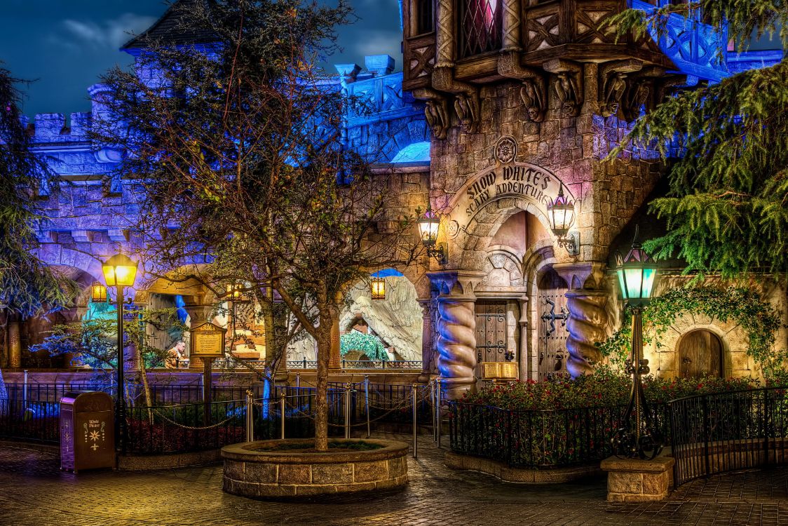 Bâtiment en Béton Violet et Blanc Près Des Arbres Pendant la Nuit. Wallpaper in 3456x2305 Resolution