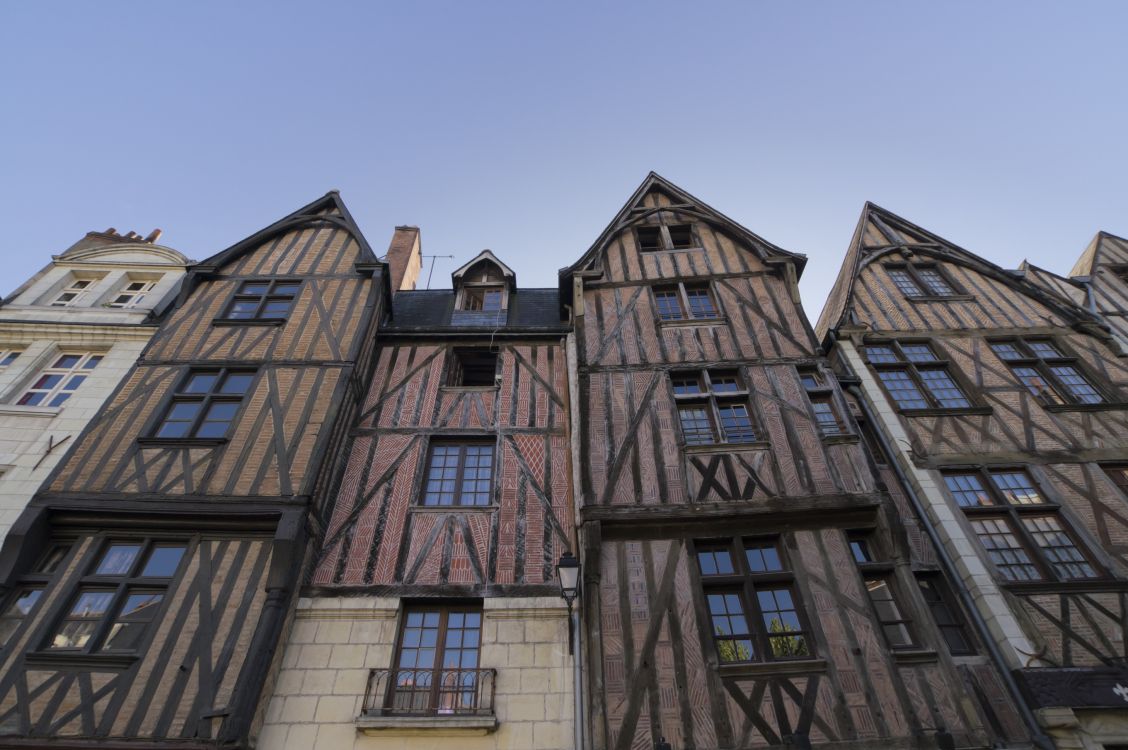 Braunes Betongebäude Unter Blauem Himmel Tagsüber. Wallpaper in 2724x1810 Resolution