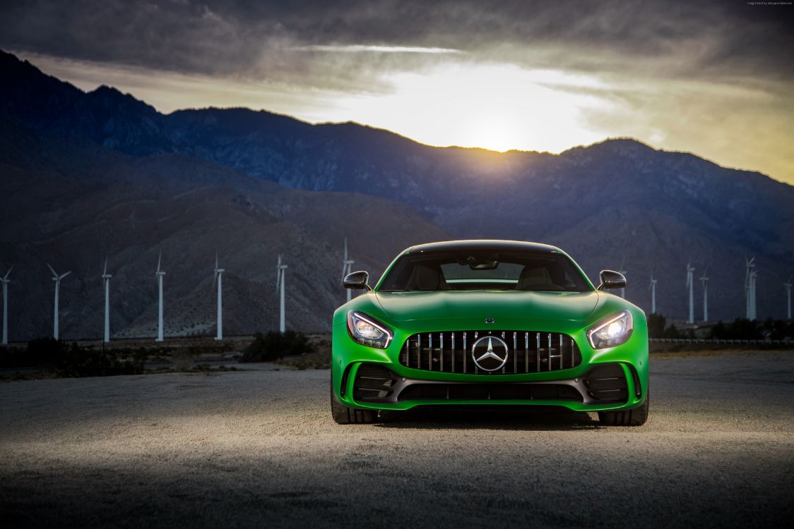 Coche Bmw Verde en la Carretera Durante el Día. Wallpaper in 4096x2731 Resolution