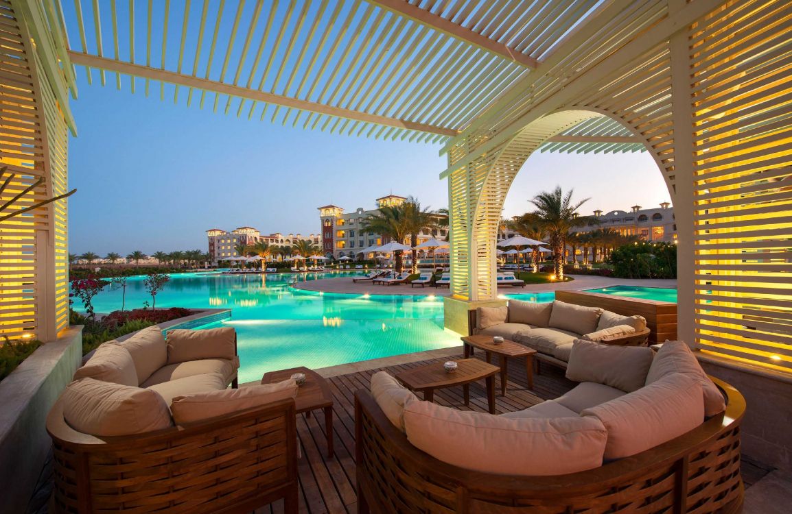 Braune Korbsessel in Der Nähe Des Swimmingpools Tagsüber Swimming. Wallpaper in 2953x1918 Resolution