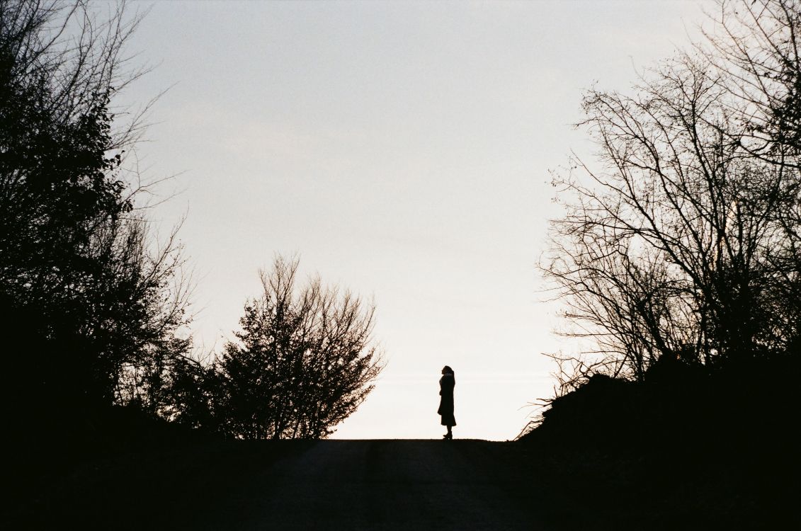 Silhouette Eines Mannes, Der Auf Einem Felsen Steht. Wallpaper in 3089x2048 Resolution
