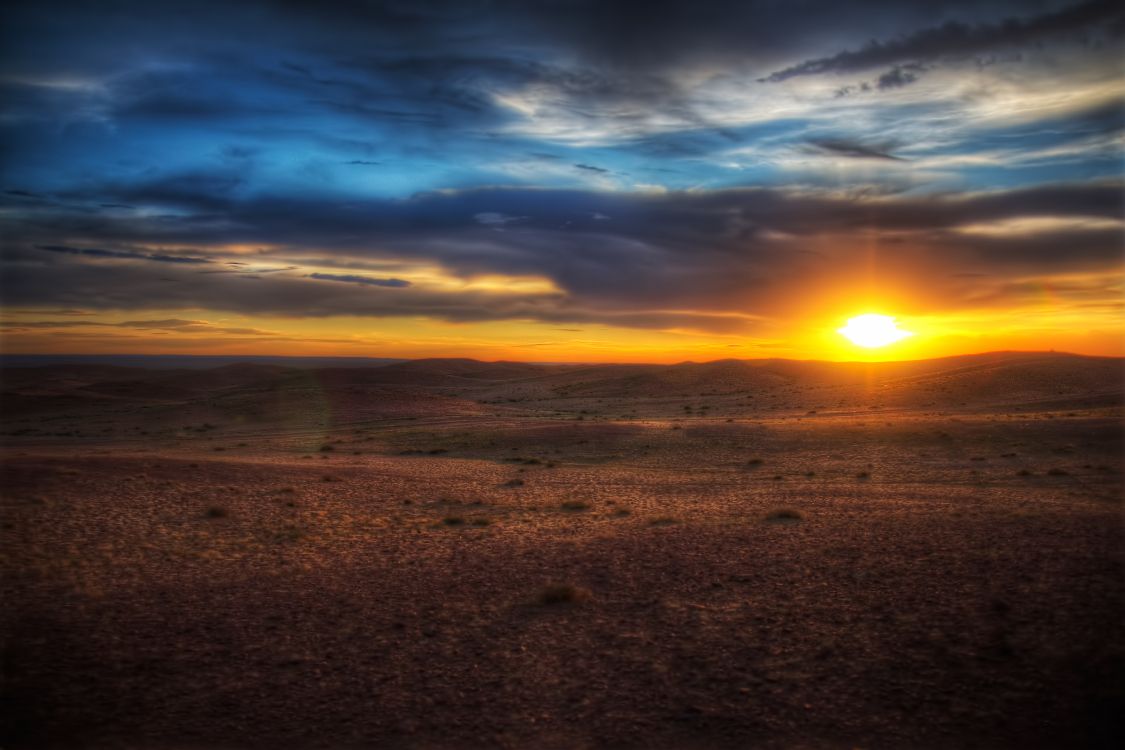 Sable Brun Sous Ciel Bleu au Coucher du Soleil. Wallpaper in 5184x3455 Resolution