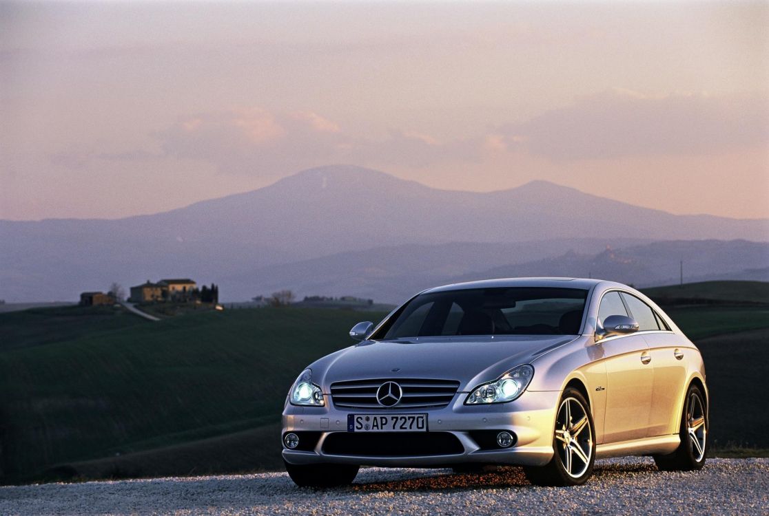 Schwarze Mercedes Benz c Klasse an Einem Sonnigen Tag. Wallpaper in 1920x1290 Resolution