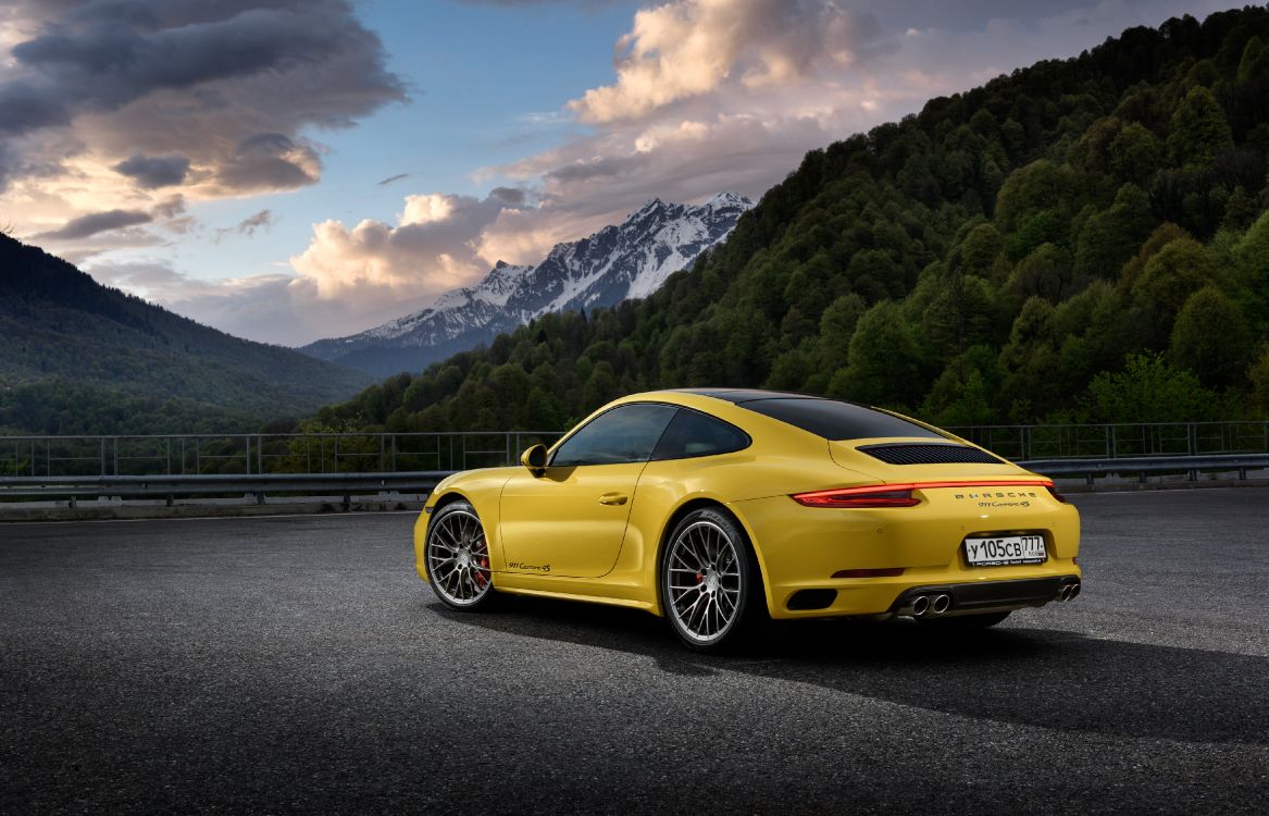 Porsche 911 Amarillo en la Carretera Cerca de la Montaña Durante el Día. Wallpaper in 4096x2631 Resolution