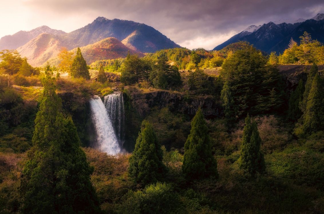 Wasserfälle Inmitten Grüner Berge. Wallpaper in 2880x1907 Resolution