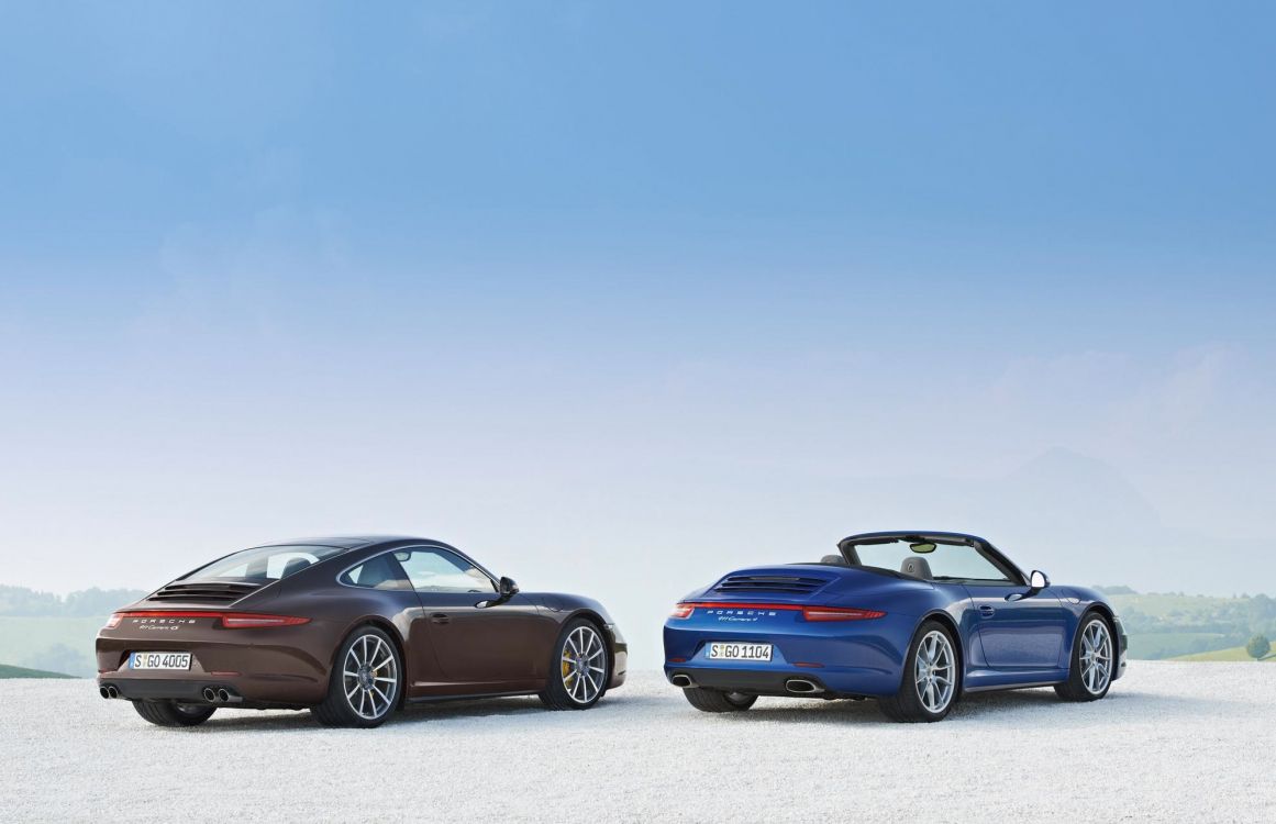 Blaues Bmw Coupe Auf Weißem Sand Tagsüber. Wallpaper in 1995x1288 Resolution