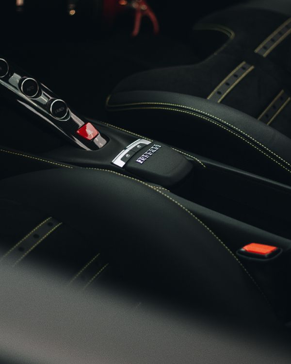 Volant de Voiture Noir et Rouge. Wallpaper in 3456x4320 Resolution