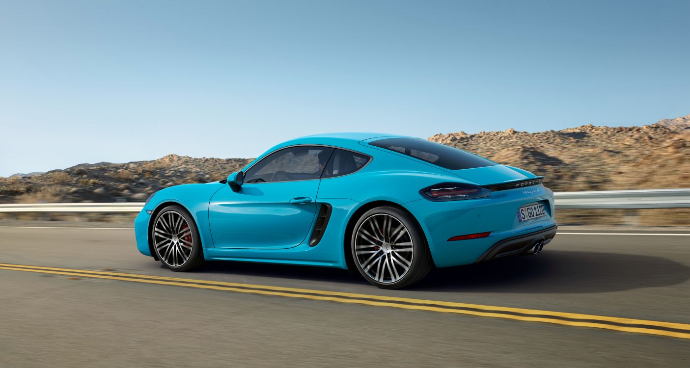 Porsche 911 Azul Sobre la Carretera de Asfalto Gris Durante el Día. Wallpaper in 4096x2185 Resolution