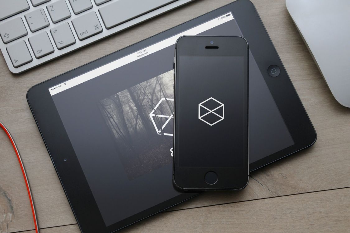 IPad Noir Sur Clavier D'ordinateur Blanc. Wallpaper in 5184x3456 Resolution