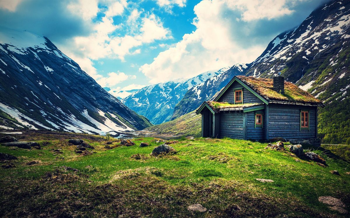 Braunes Holzhaus Auf Grüner Wiese in Der Nähe Von Bergen Unter Blauem Himmel Tagsüber During. Wallpaper in 2880x1800 Resolution