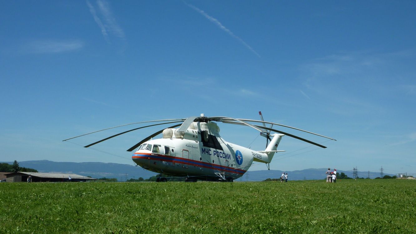 Weißer Und Roter Hubschrauber Auf Grüner Wiese Unter Blauem Himmel Tagsüber. Wallpaper in 3840x2160 Resolution