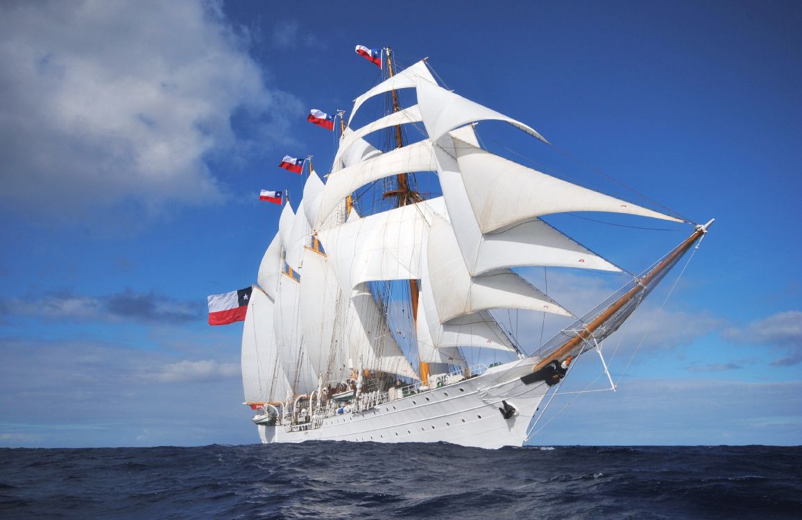Weißes Segelboot Auf Dem Meer Unter Blauem Himmel Tagsüber. Wallpaper in 3700x2400 Resolution