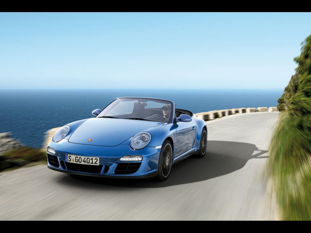Porsche 911 Azul en la Carretera Durante el Día. Wallpaper in 1920x1440 Resolution