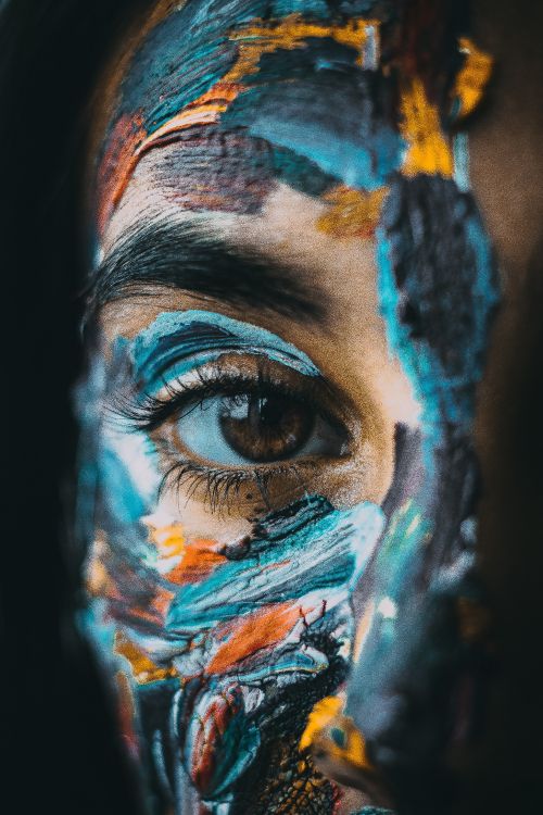 Person Mit Blauer Und Gelber Farbe im Gesicht. Wallpaper in 3456x5184 Resolution