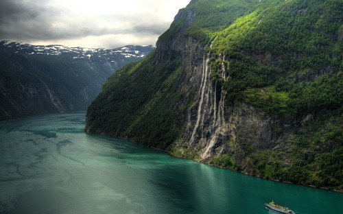 Image green body of water between mountains during daytime