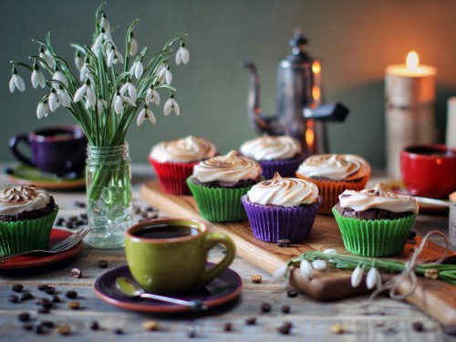 Image cupcakes on brown wooden tray