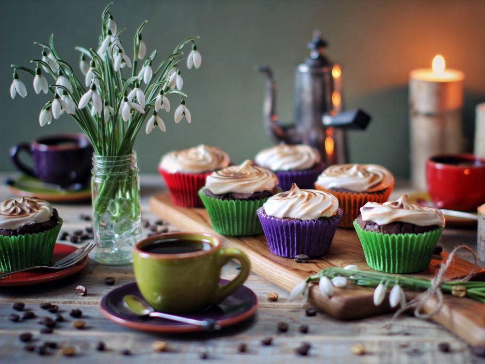 Wallpaper Cupcakes on Brown Wooden Tray, Background - Download Free Image