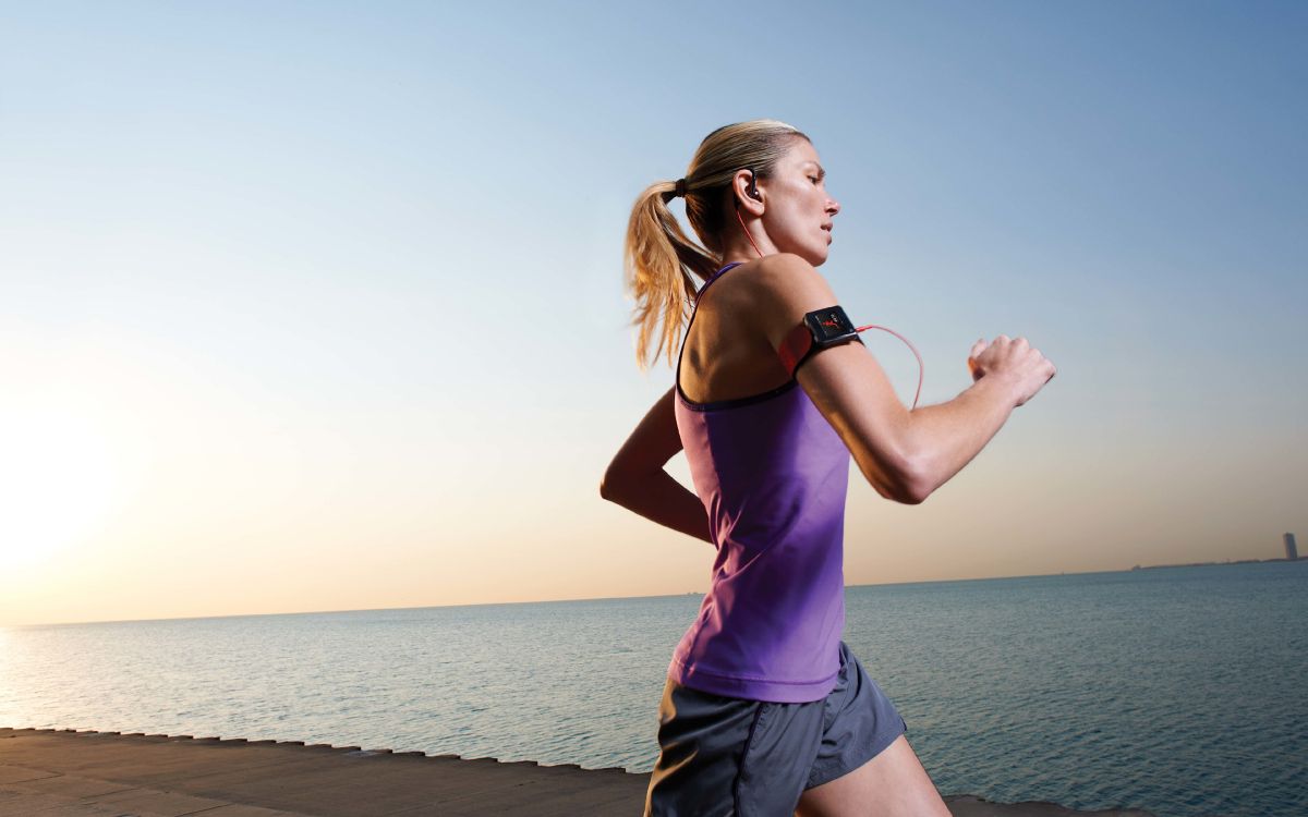 Femme en Débardeur Violet et Short en Jean Bleu Debout Sur la Plage Pendant la Journée. Wallpaper in 3840x2400 Resolution